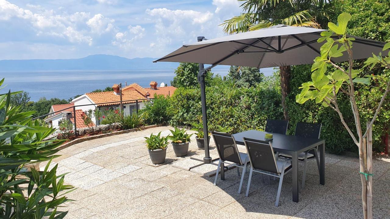 Divine View Apartma Njivice Exteriör bild